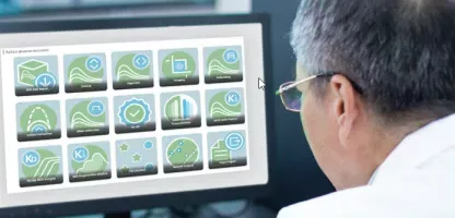 man with glasses looking at monitor screen with signals vitrovivo 